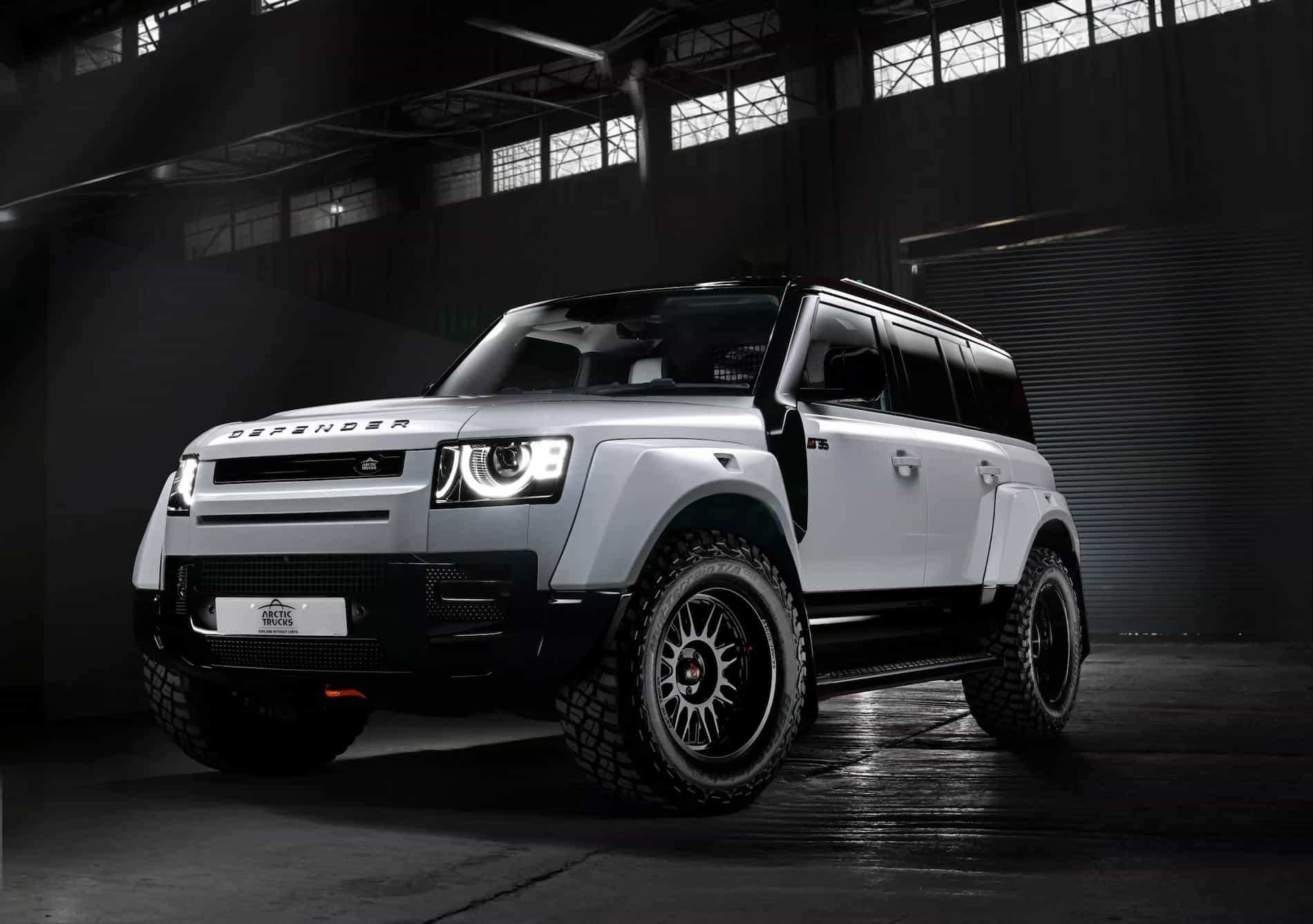 У Land Rover Defender появилась хардкорная версия от Arctic Trucks