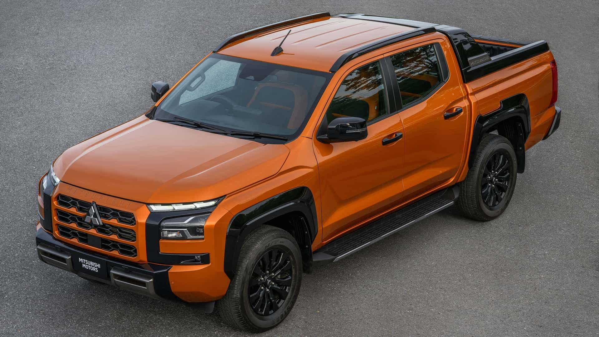 Дилеры начали торговать в России новыми пикапами Mitsubishi L200