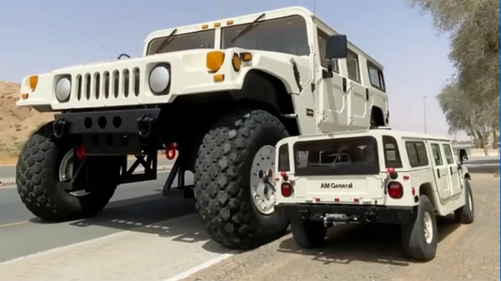 Показан гигантский Hummer H1 высотой 6,4-метра: он принадлежит эмиратскому шейху