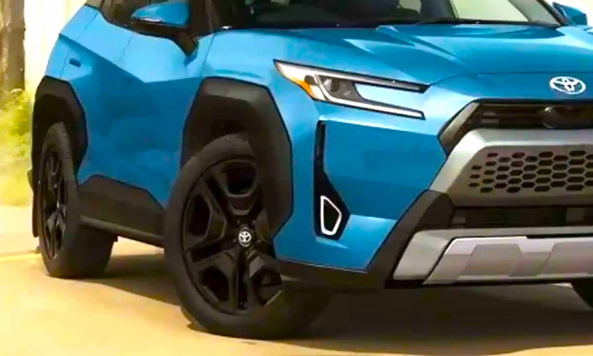 Рестайлинговый Toyota RAV4 может оказаться похожим на новый C-HR