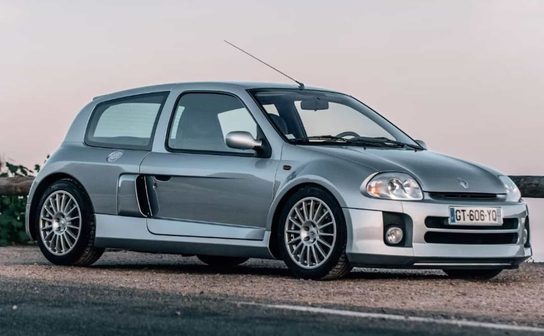 Идеальный Renault Clio V6 2002 года выпуска продают по цене китайских кроссоверов