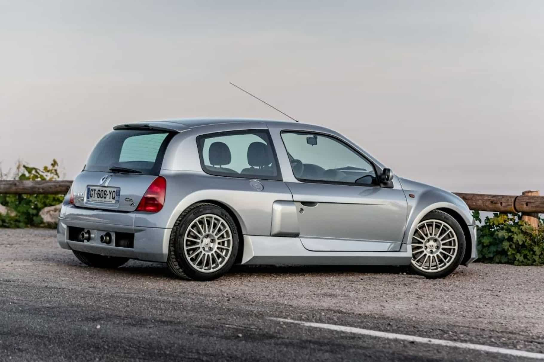 Идеальный Renault Clio V6 2002 года выпуска продают по цене китайских кроссоверов