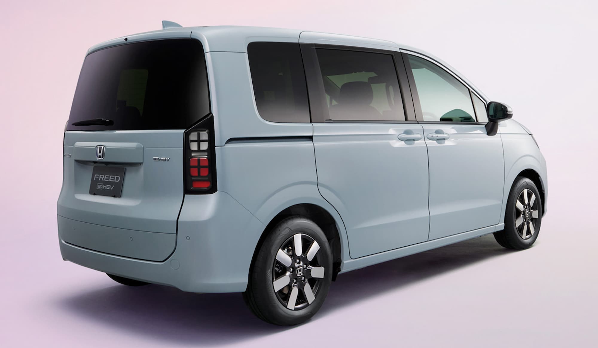 В Россию начали ввозить новый минивэн Honda Freed