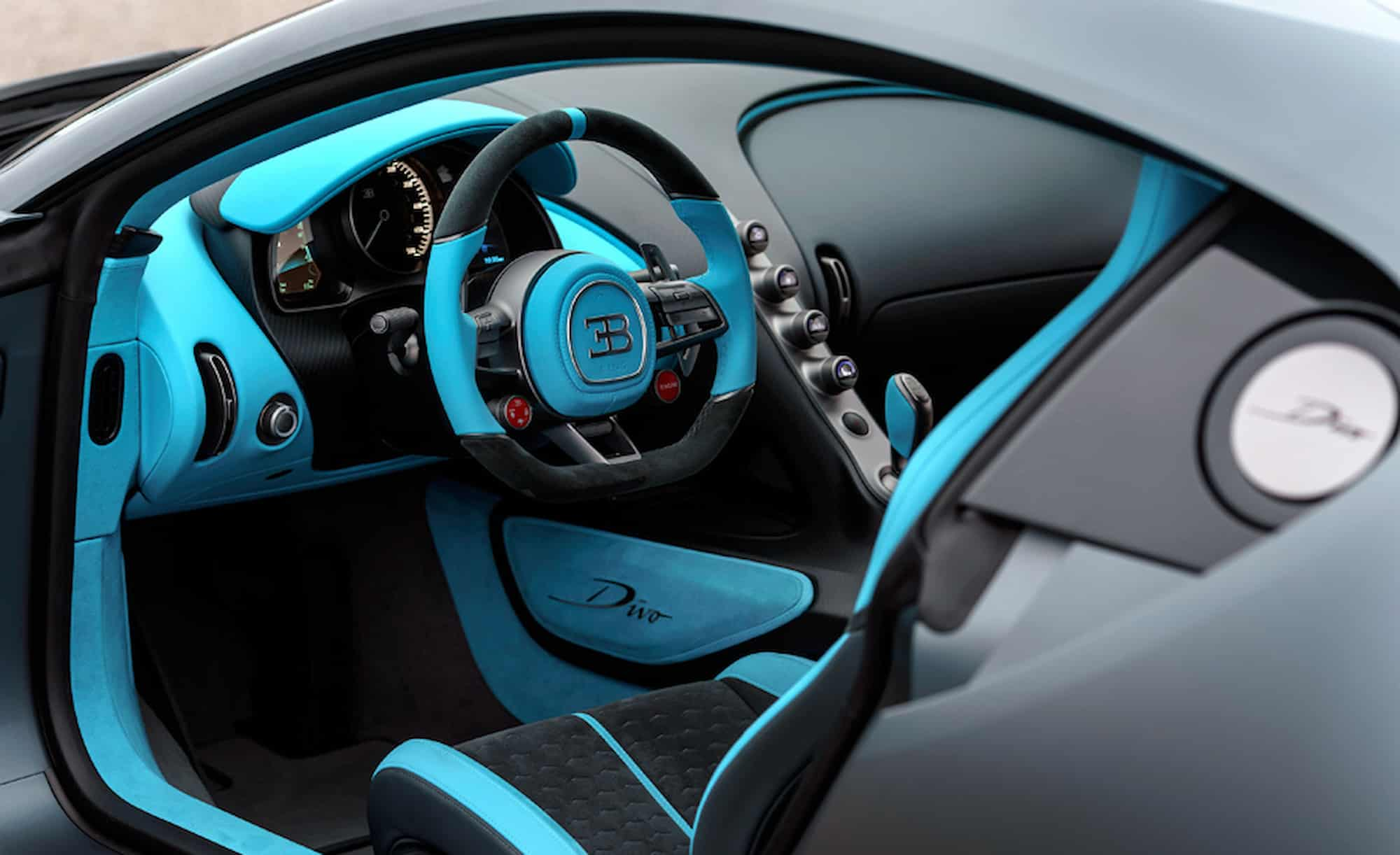 Российский автосалон продает за почти миллиард рублей гиперкар Bugatti Divo