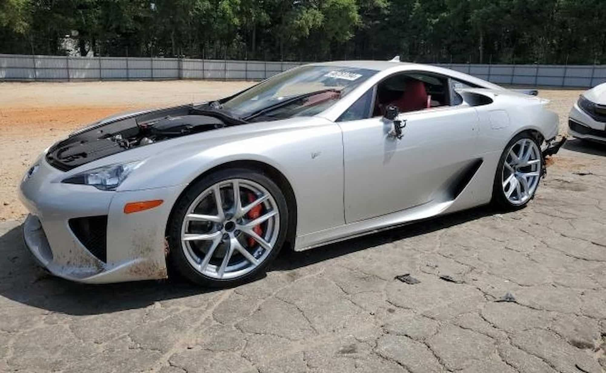 На продажу выставили разбитый Lexus LFA: у владельца не хватило денег на ремонт