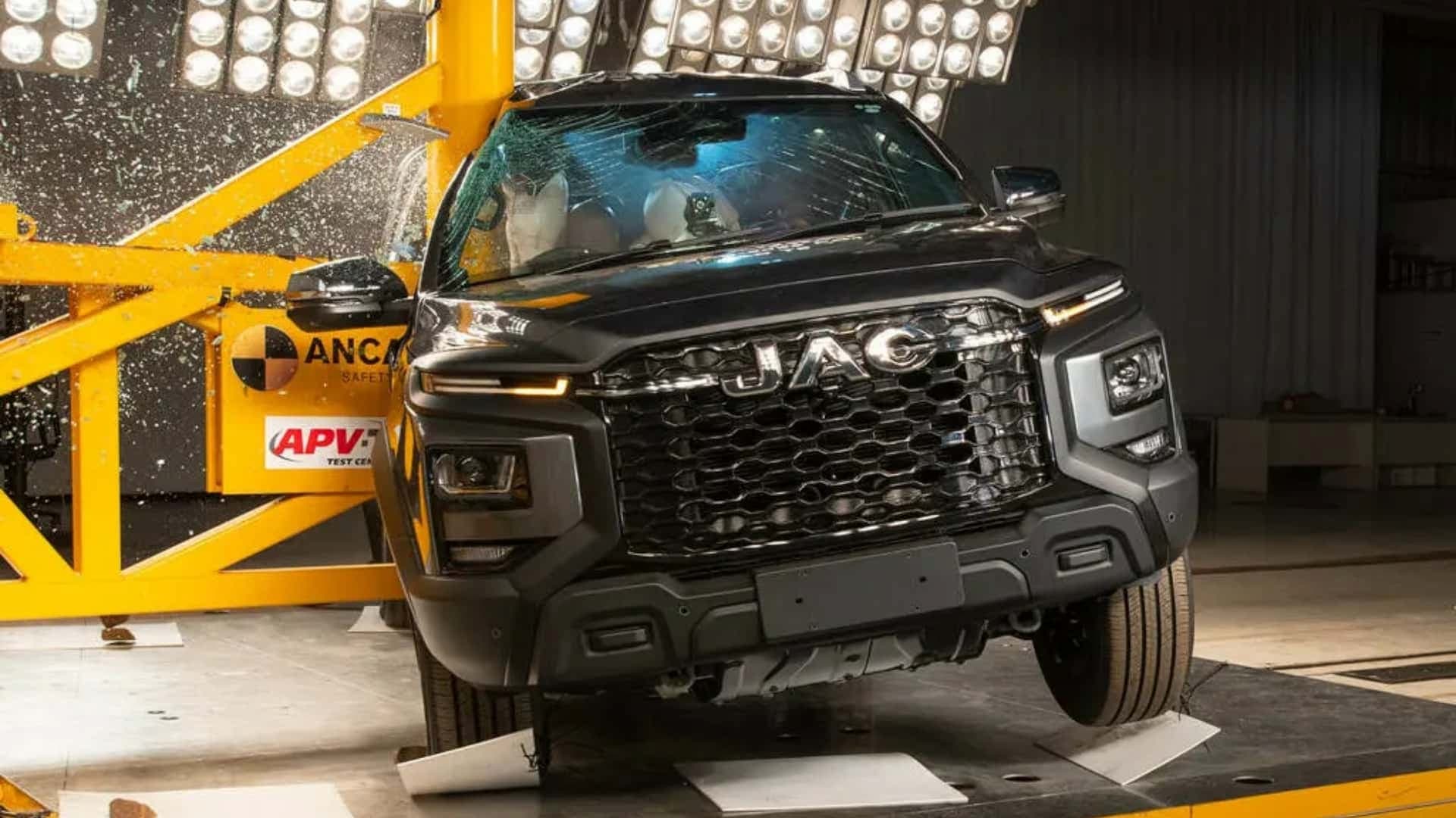 Китайский рамный пикап JAC T9 оказался таким же безопасным, как новый Mitsubishi L200