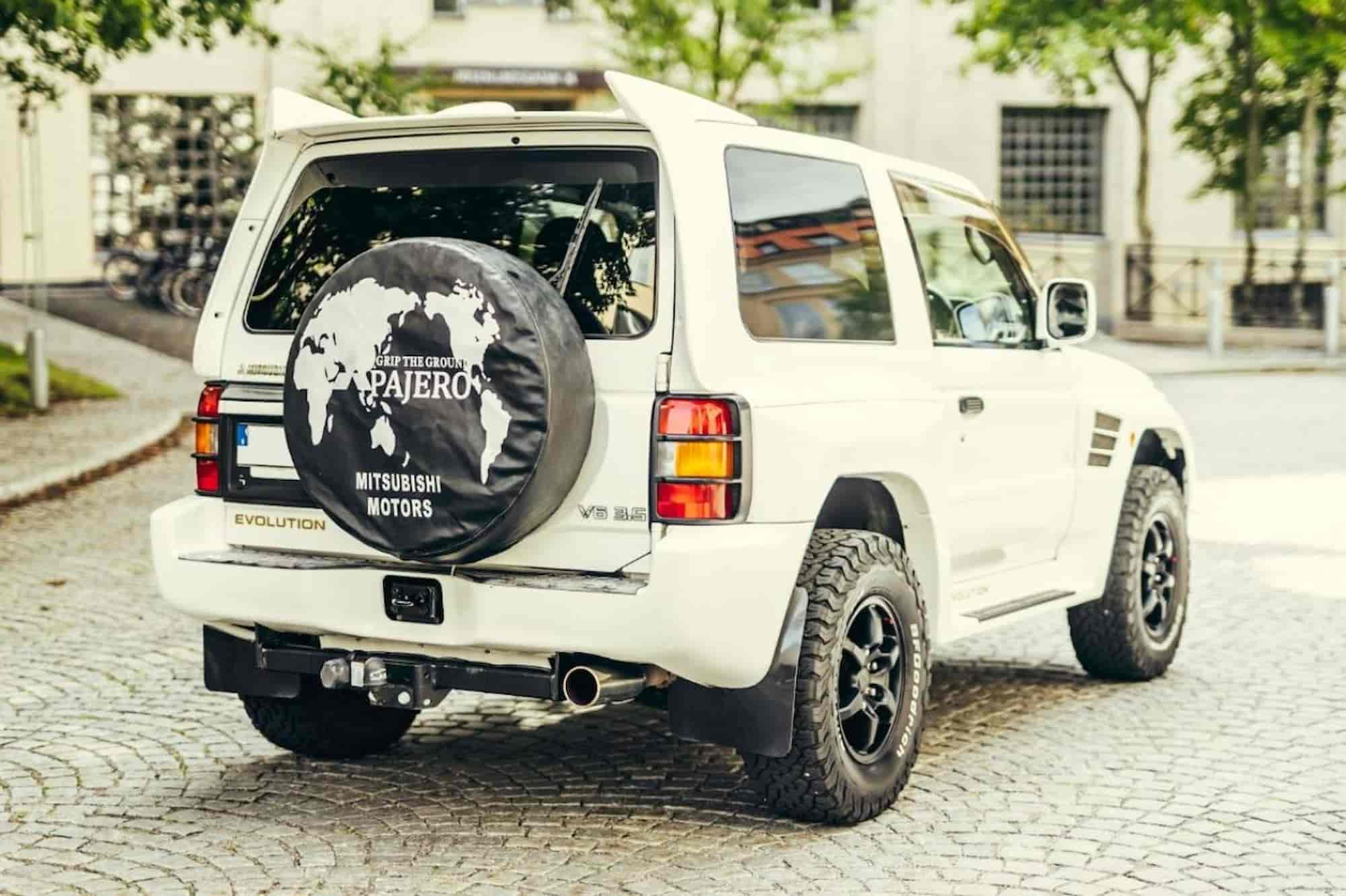 Редкий брутальный внедорожник Mitsubishi Pajero Evolution продают дешевле, чем стоит Lada Niva