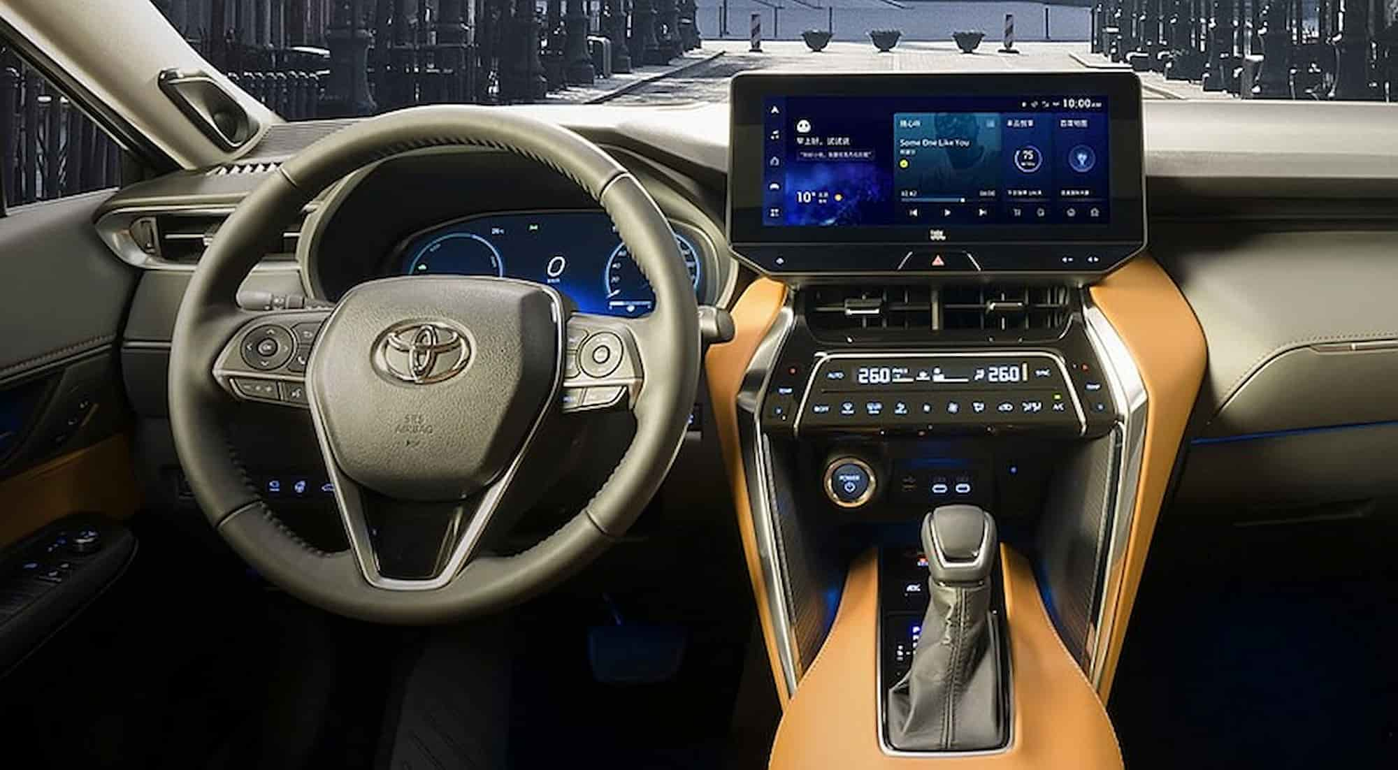 Новый кроссовер Toyota, который никогда официально не продавался в России, привезли «серые» дилеры