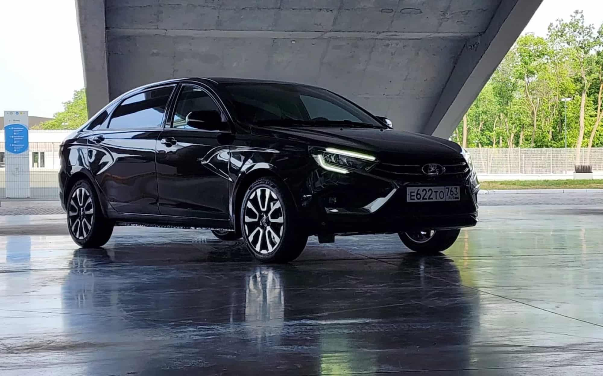 Премиальная Lada Vesta будет стоить как Toyota Camry из прошлого? На «АвтоВАЗе» опровергли цифру в 3+ миллиона рублей