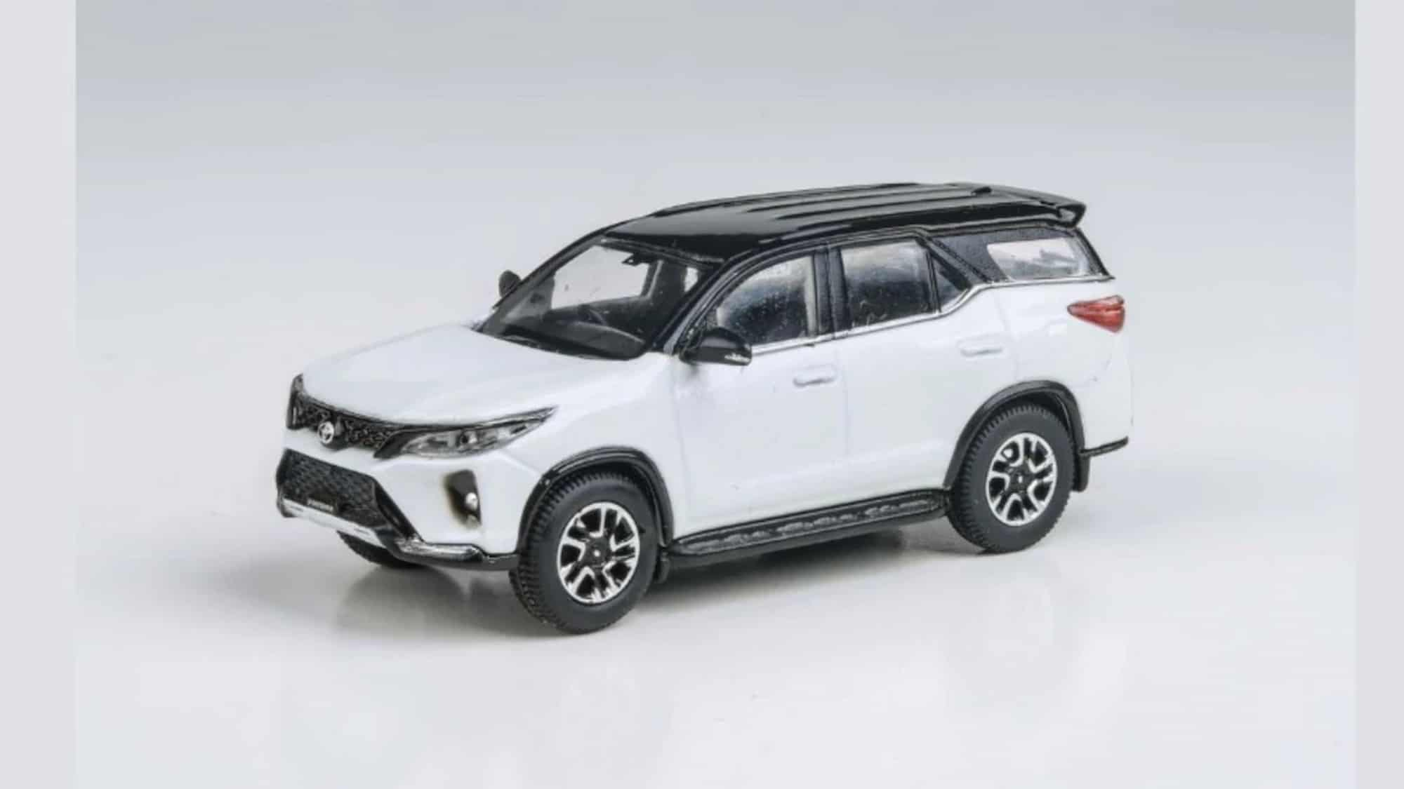 Внедорожник Toyota Fortuner продают дешевле 2 тысяч рублей