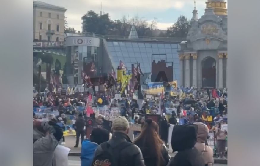 Украинцы массово выходят на майдан: выступают против власти