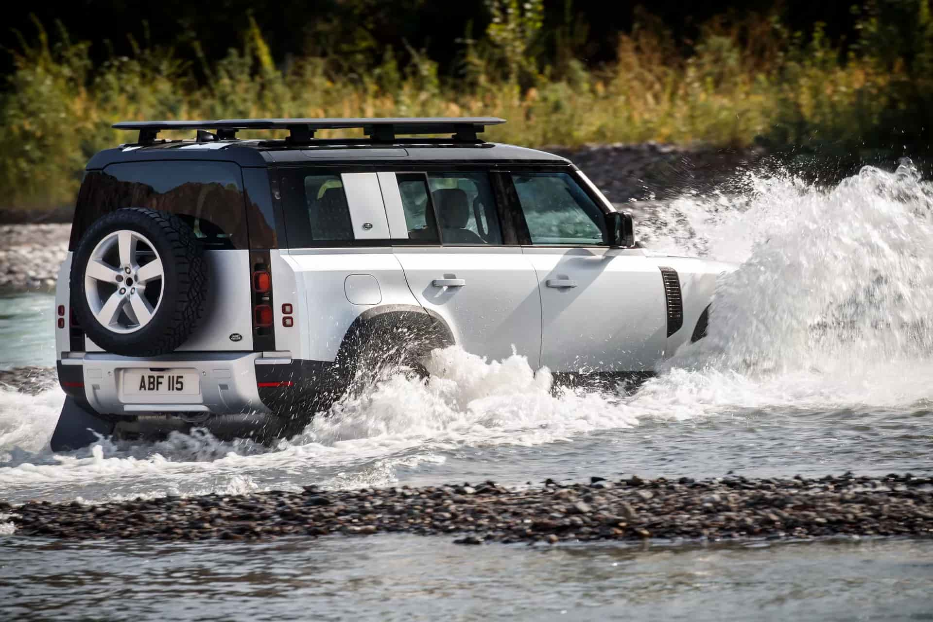 Владельцы Land Rover Defender хотят засудить компанию за дефектные лобовые стекла