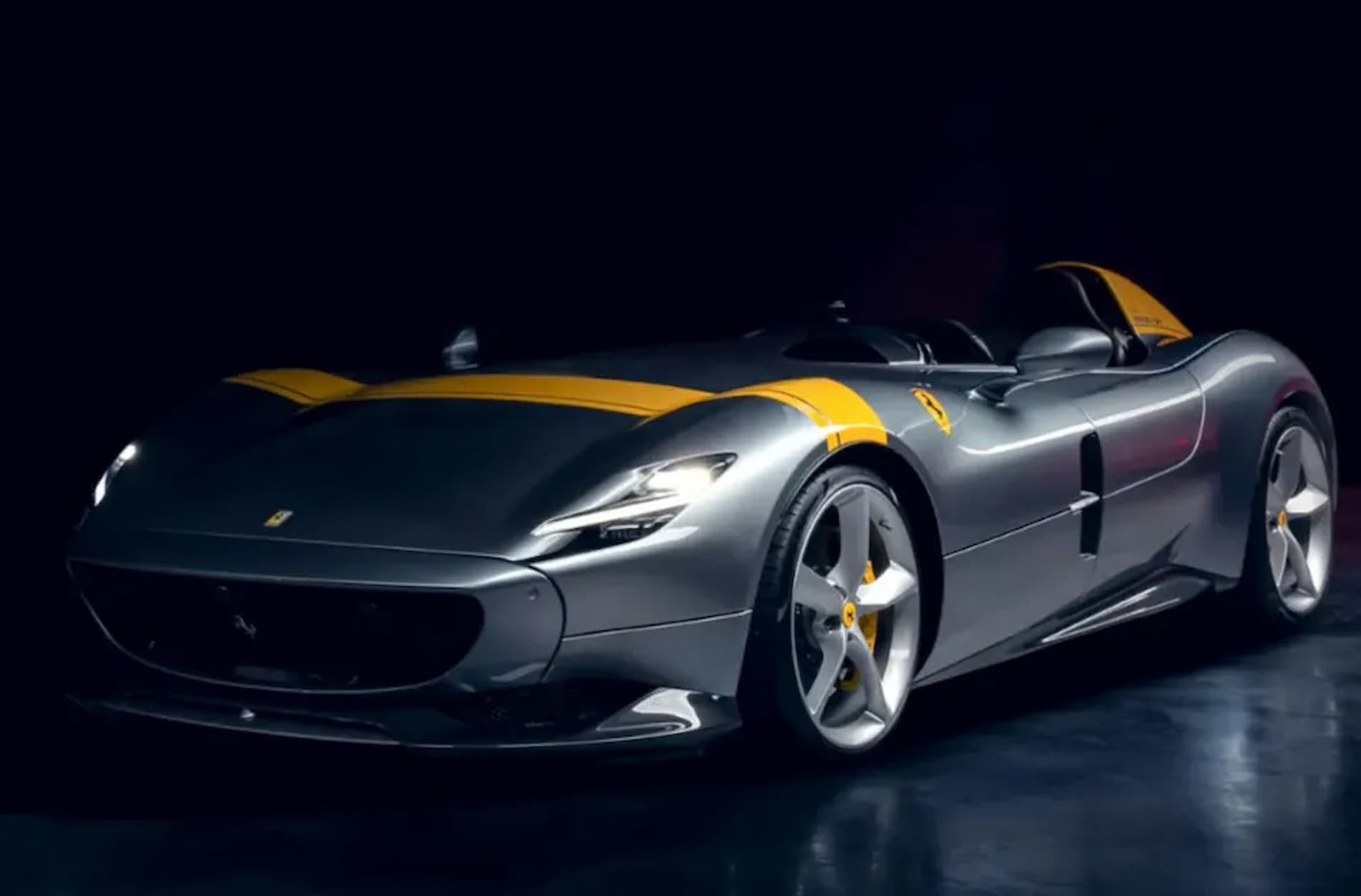 Обтекаемый одноместный Ferrari в комплекте со шлемом из углеволокна и очками продают за 378 миллионов рублей