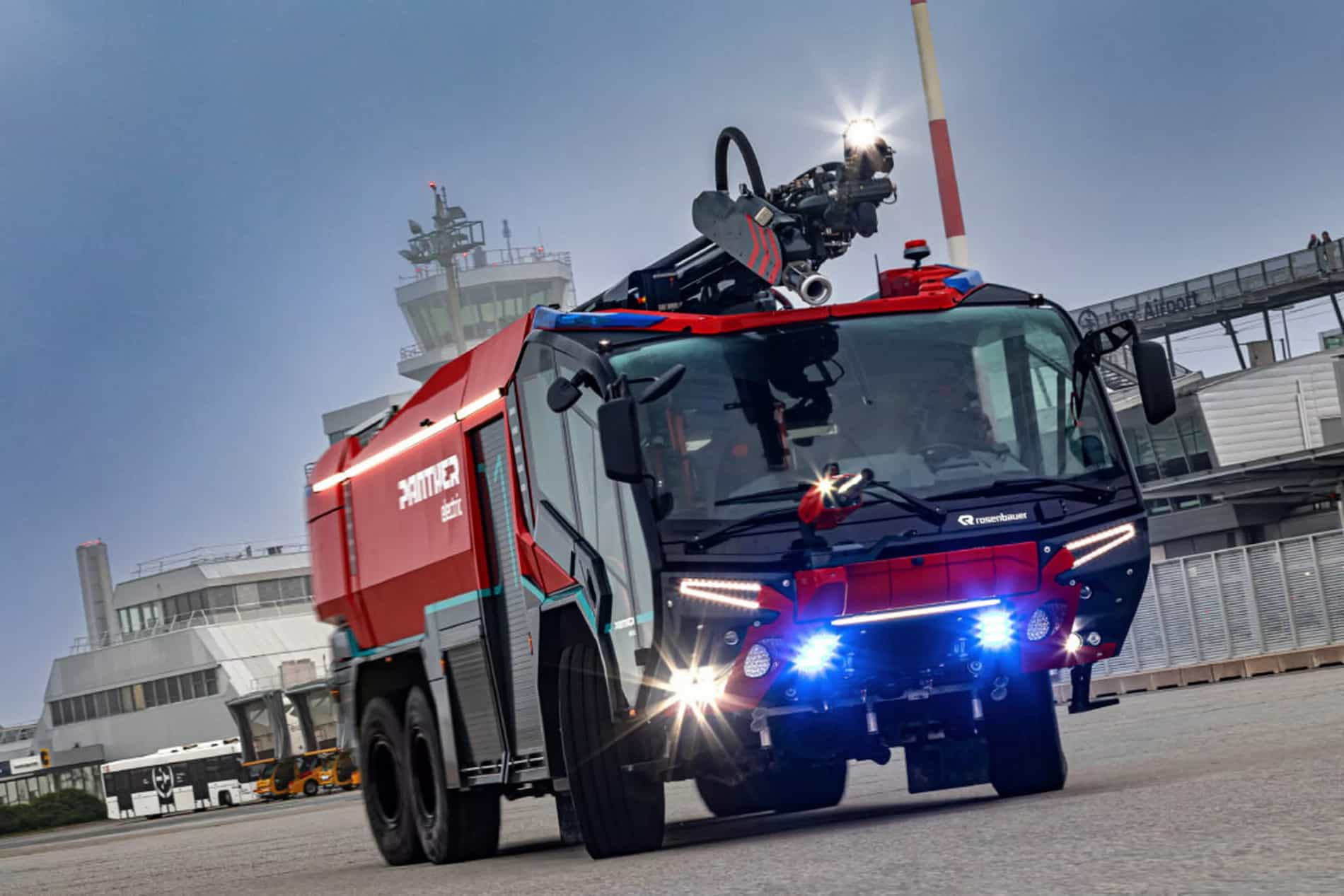 Rosenbauer создал пожарную машину Panther 6×6 Electric: она выглядит так, будто прилетела с Марса