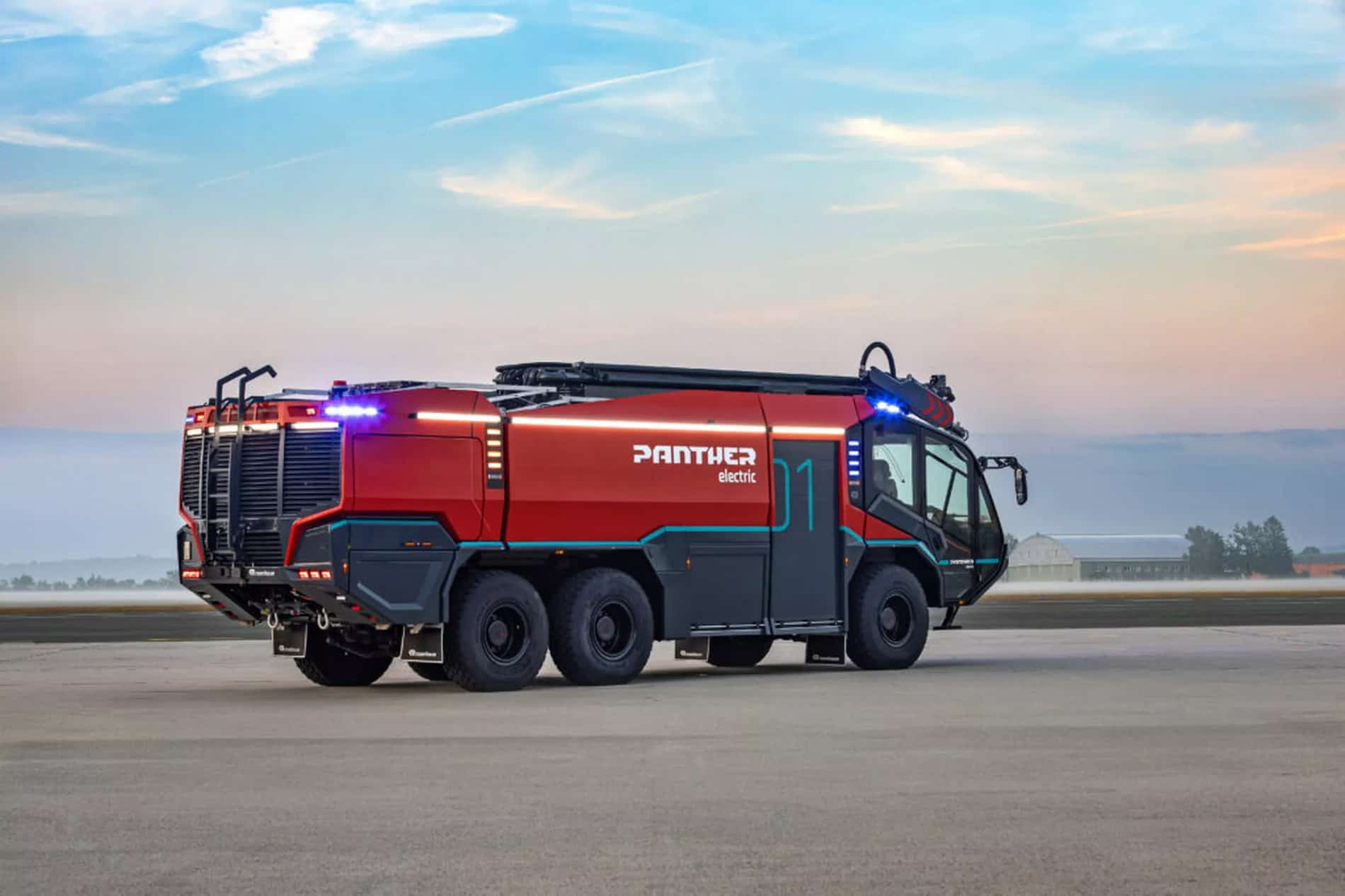 Rosenbauer создал пожарную машину Panther 6×6 Electric: она выглядит так, будто прилетела с Марса