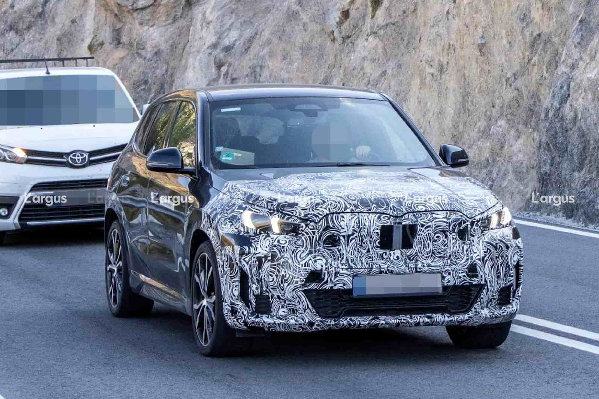 Новый BMW iX1 (2026): рестайлинговый кроссовер впервые засняли на дороге