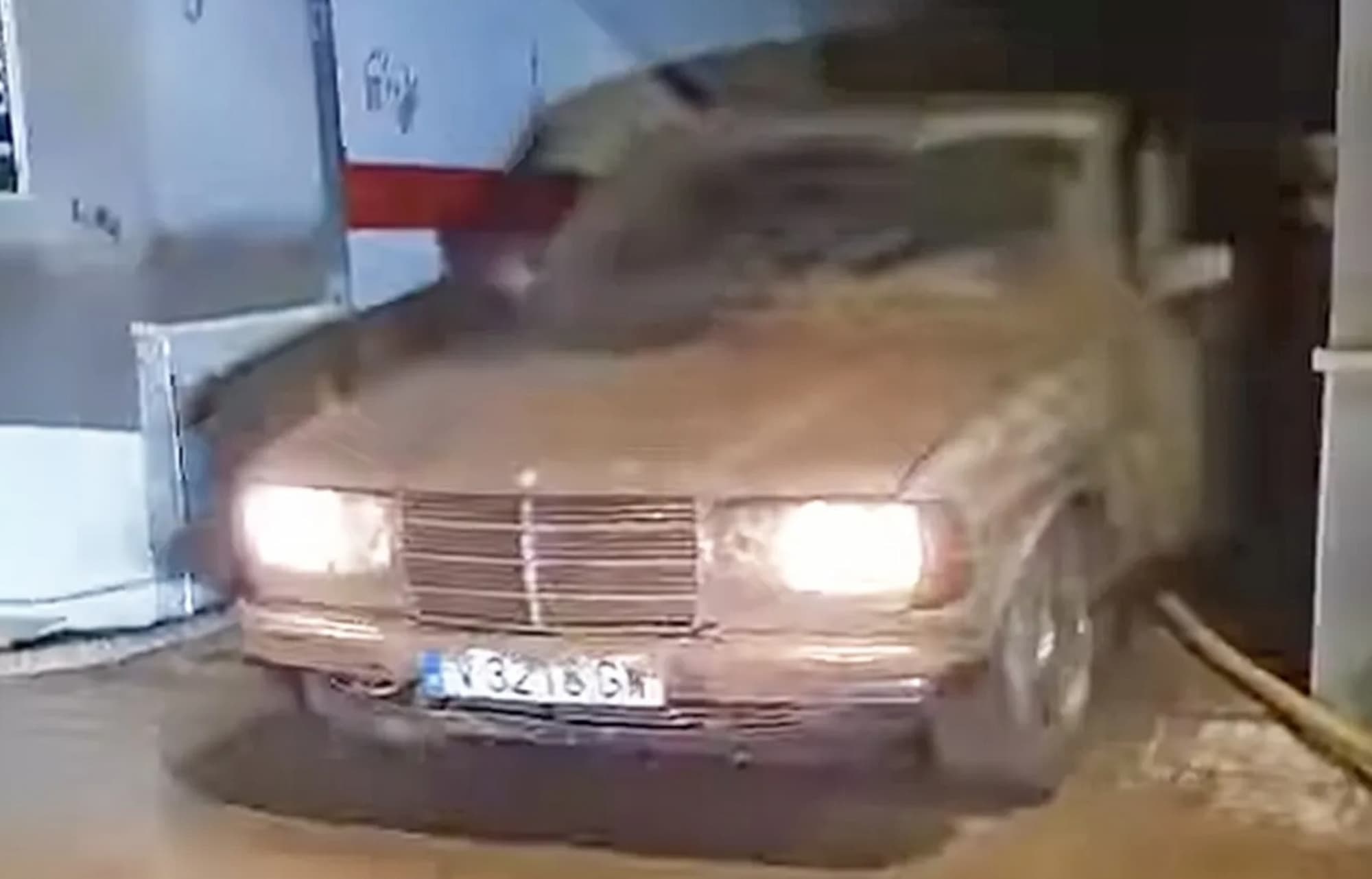 Самый прочный автомобиль на Земле? Старый Mercedes W123 утонул во время наводнения в Испании, но затем выехал из гаража своим ходом