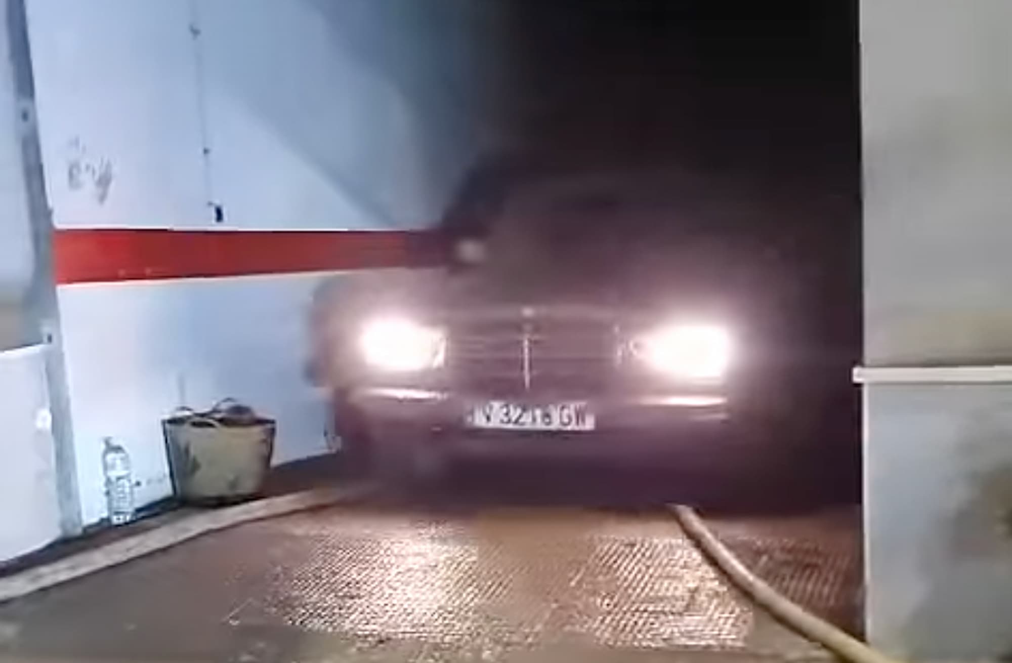 Самый прочный автомобиль на Земле? Старый Mercedes W123 утонул во время наводнения в Испании, но затем выехал из гаража своим ходом