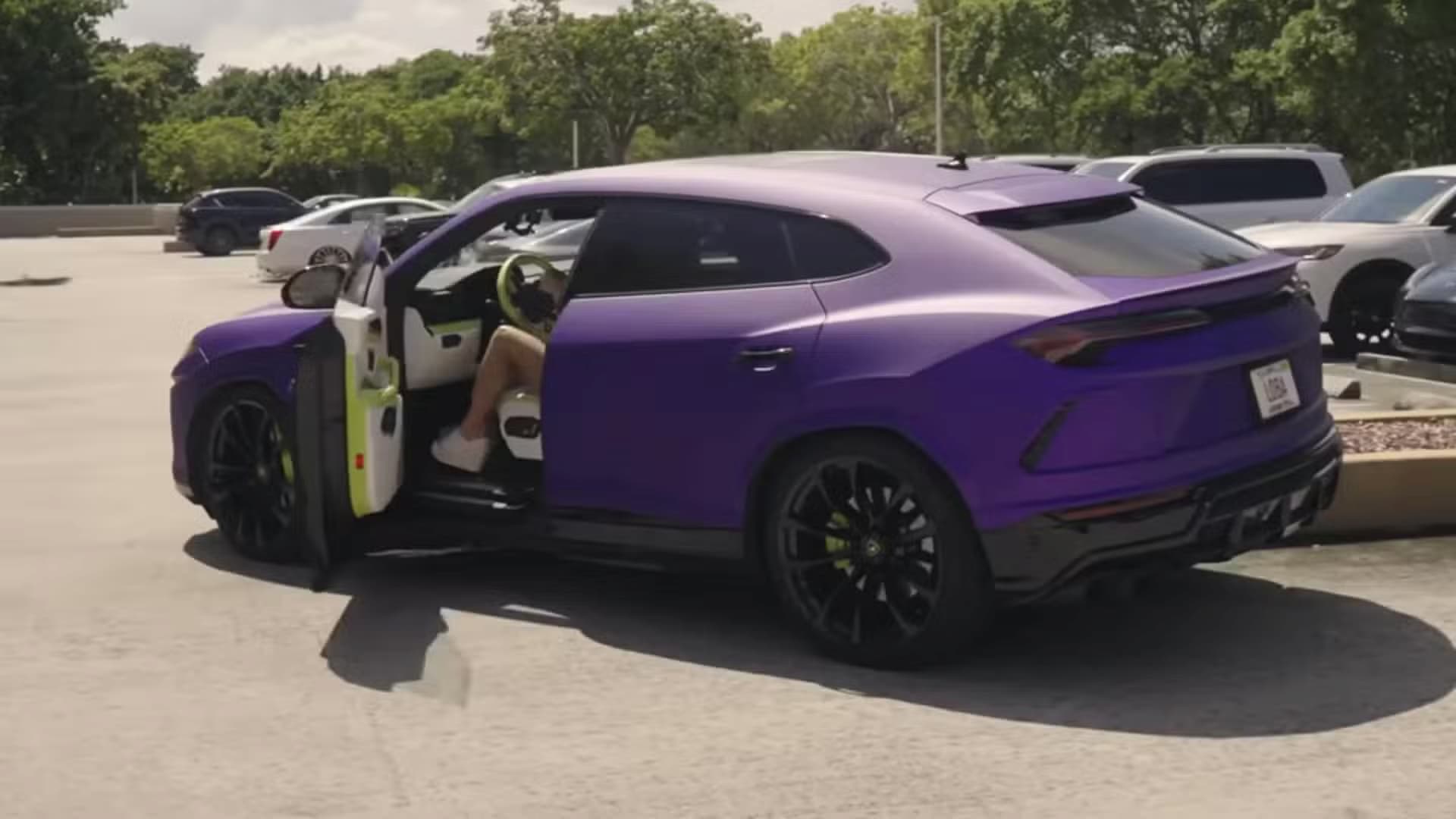 Певица Шакира обещает подарить Lamborghini, на котором ездила по бордюрам, одному из фанатов