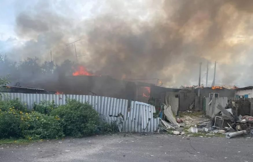 В Екатеринбурге крупный пожар. Горит химический завод. Что известно?