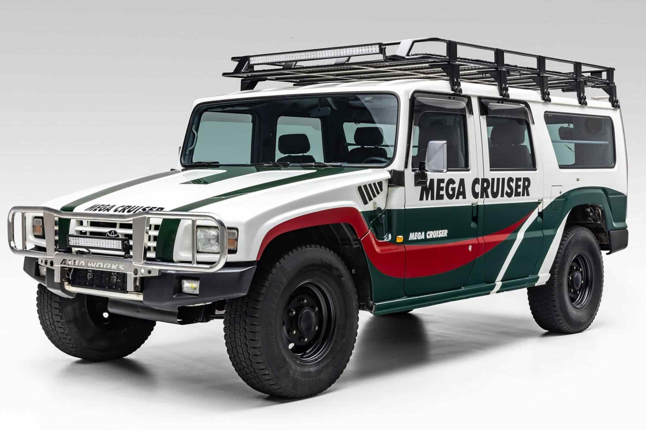 На аукционе продали редчайший леворульный Toyota Mega Cruiser, считающийся лучшим внедорожником в мире