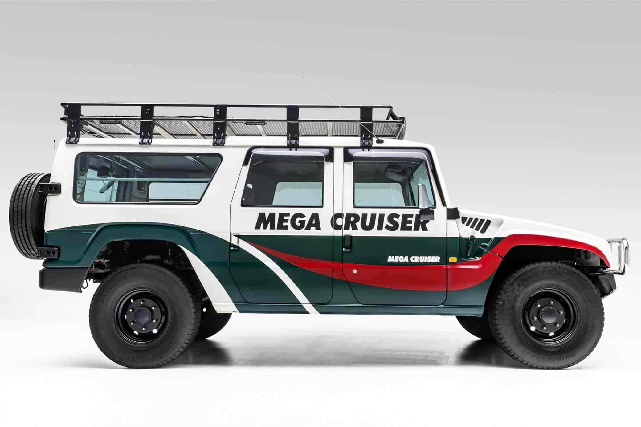 На аукционе продали редчайший леворульный Toyota Mega Cruiser, считающийся лучшим внедорожником в мире