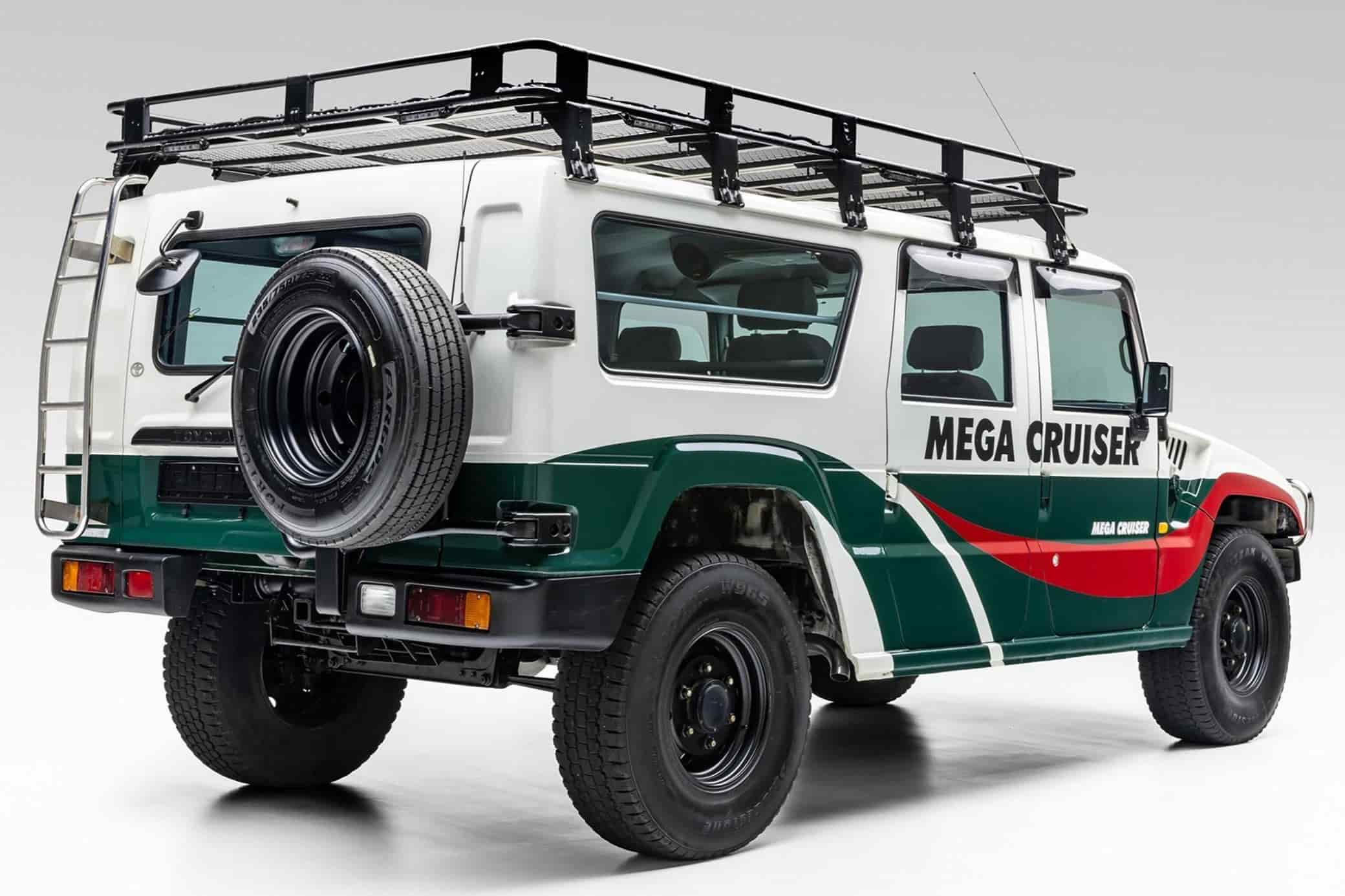 На аукционе продали редчайший леворульный Toyota Mega Cruiser, считающийся лучшим внедорожником в мире