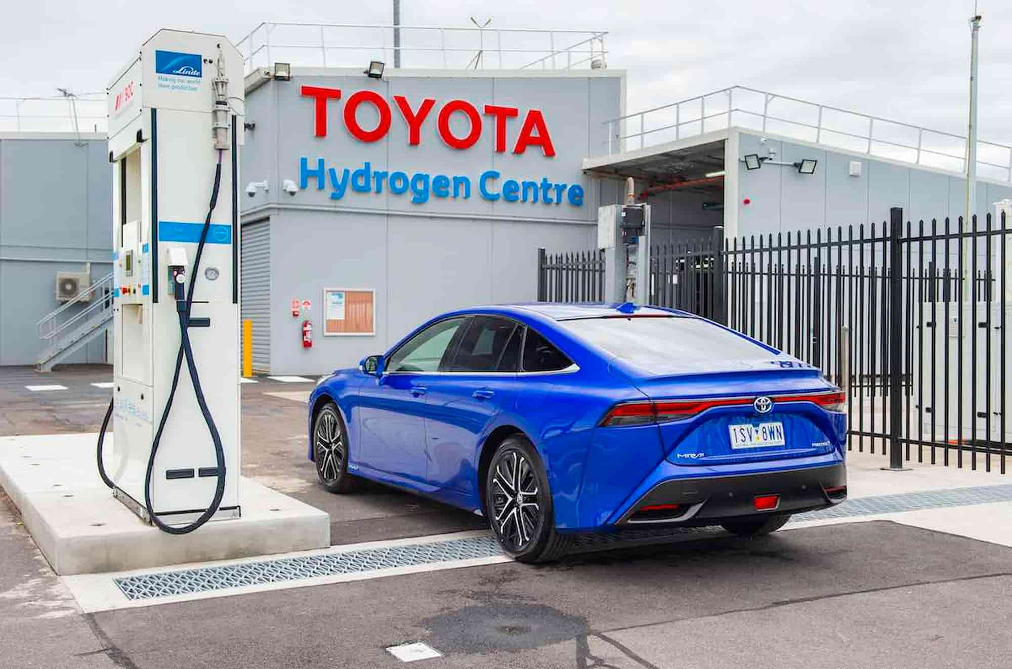 Автомобиль на водороде: владелец Toyota Mirai раскрыл всю горькую правду о таких машинах