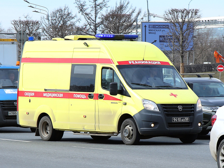 Врачи спасают троих подростков, найденных без сознания в подмосковной многоэтажке